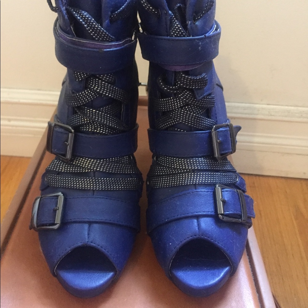 Blue high heel with strips